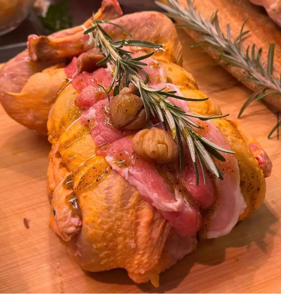 Pollo ripieno con pancetta, castagne e rosmarino, pronto per il forno