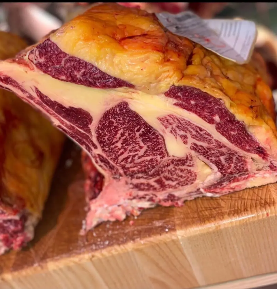 Costata dry-aged con il grasso giallo della lunga frollatura